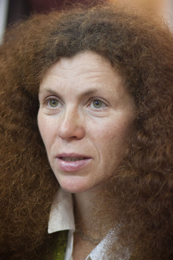 شاهد..تعرض صحفية لموقف محرج بعد رميها بالنفايات  صورة رقم 8