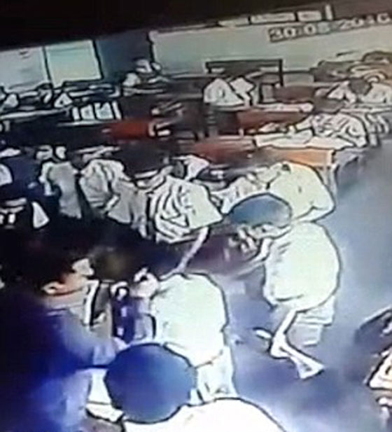 فيديو صادم.. معلم هندي يضرب تلميذ بوحشية لانه لم يحل الواجب  صورة رقم 1