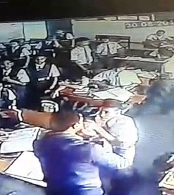 فيديو صادم.. معلم هندي يضرب تلميذ بوحشية لانه لم يحل الواجب  صورة رقم 2