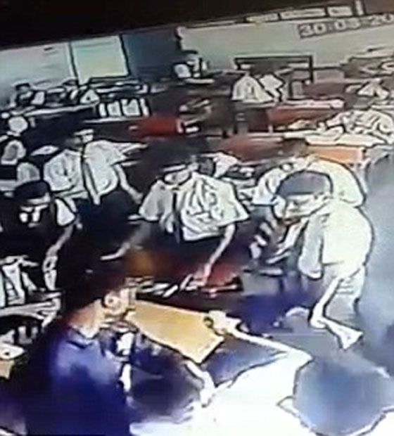 فيديو صادم.. معلم هندي يضرب تلميذ بوحشية لانه لم يحل الواجب  صورة رقم 3
