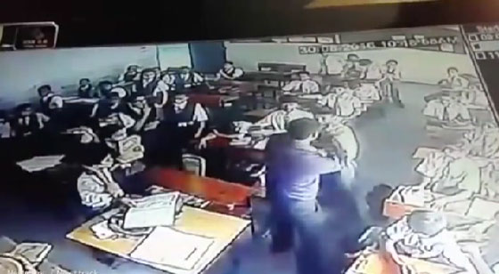 فيديو صادم.. معلم هندي يضرب تلميذ بوحشية لانه لم يحل الواجب  صورة رقم 4