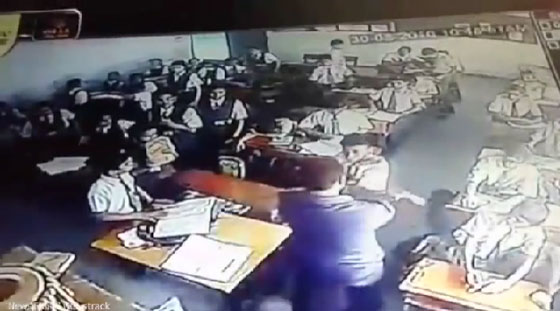 فيديو صادم.. معلم هندي يضرب تلميذ بوحشية لانه لم يحل الواجب  صورة رقم 5