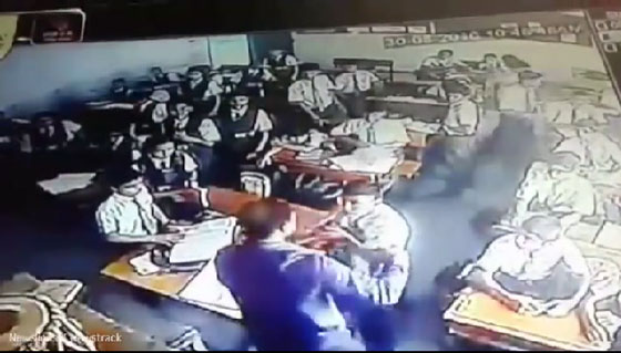 فيديو صادم.. معلم هندي يضرب تلميذ بوحشية لانه لم يحل الواجب  صورة رقم 6