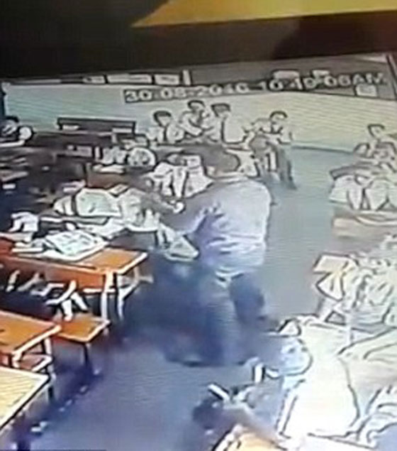فيديو صادم.. معلم هندي يضرب تلميذ بوحشية لانه لم يحل الواجب  صورة رقم 7