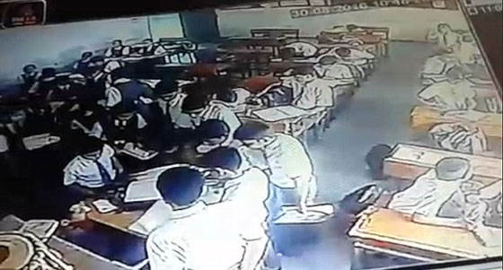 فيديو صادم.. معلم هندي يضرب تلميذ بوحشية لانه لم يحل الواجب  صورة رقم 8