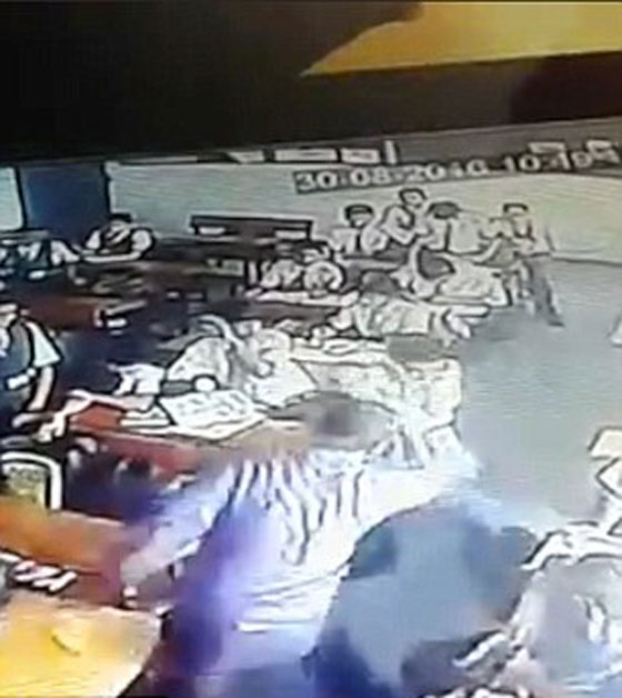 فيديو صادم.. معلم هندي يضرب تلميذ بوحشية لانه لم يحل الواجب  صورة رقم 9
