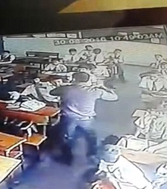 فيديو صادم.. معلم هندي يضرب تلميذ بوحشية لانه لم يحل الواجب  صورة رقم 10
