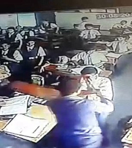 فيديو صادم.. معلم هندي يضرب تلميذ بوحشية لانه لم يحل الواجب  صورة رقم 11