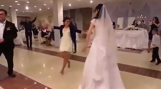 مسلسلات اون لاين يكشف حقيقة فتاة رقصت في حفل زفاف وخطفت العريس من عروسه! صورة رقم 2 مسلسلات اون لاين يكشف حقيقة فتاة رقصت في حفل زفاف وخطفت العريس من عروسه! صورة رقم 2