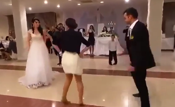 مسلسلات اون لاين يكشف حقيقة فتاة رقصت في حفل زفاف وخطفت العريس من عروسه! صورة رقم 3 مسلسلات اون لاين يكشف حقيقة فتاة رقصت في حفل زفاف وخطفت العريس من عروسه! صورة رقم 3