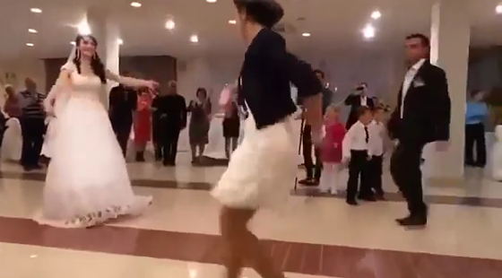 مسلسلات اون لاين يكشف حقيقة فتاة رقصت في حفل زفاف وخطفت العريس من عروسه! صورة رقم 5 مسلسلات اون لاين يكشف حقيقة فتاة رقصت في حفل زفاف وخطفت العريس من عروسه! صورة رقم 5