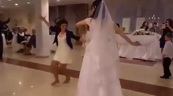 مسلسلات اون لاين يكشف حقيقة فتاة رقصت في حفل زفاف وخطفت العريس من عروسه! صورة رقم 6 مسلسلات اون لاين يكشف حقيقة فتاة رقصت في حفل زفاف وخطفت العريس من عروسه! صورة رقم 6