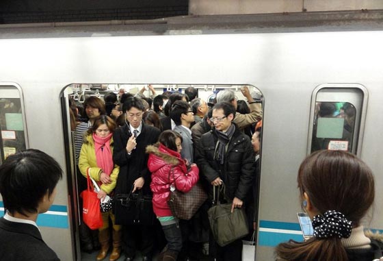 رحلة في الجحيم الى طوكيو المرعبة: صور وجوه مجهولة وابنية مكدّسة صورة رقم 1