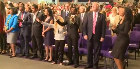 بالفيديو.. دونالد ترامب يرقص في كنيسة صورة رقم 1