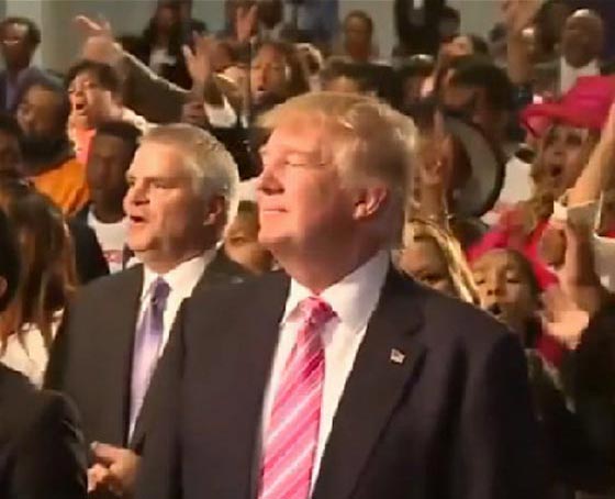 بالفيديو.. دونالد ترامب يرقص في كنيسة صورة رقم 3