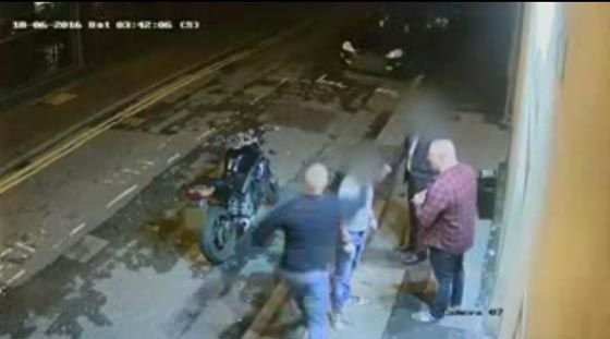 هجوم مروع.. رجل يعتدي بوحشية على آخر خارج ملهى ليلي صورة رقم 1