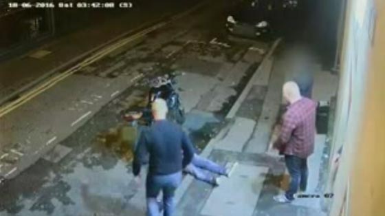 هجوم مروع.. رجل يعتدي بوحشية على آخر خارج ملهى ليلي صورة رقم 2