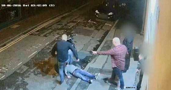 هجوم مروع.. رجل يعتدي بوحشية على آخر خارج ملهى ليلي صورة رقم 3