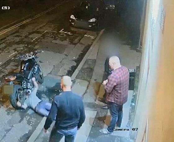 هجوم مروع.. رجل يعتدي بوحشية على آخر خارج ملهى ليلي صورة رقم 4