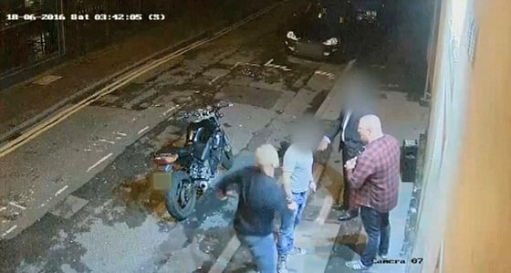 هجوم مروع.. رجل يعتدي بوحشية على آخر خارج ملهى ليلي صورة رقم 5