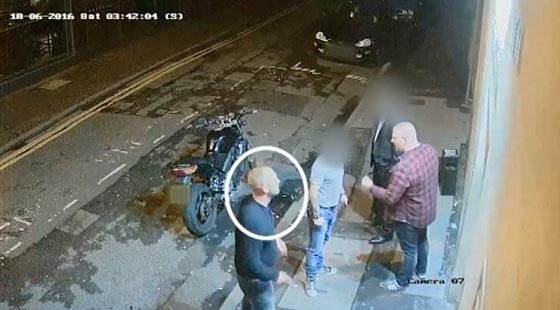 هجوم مروع.. رجل يعتدي بوحشية على آخر خارج ملهى ليلي صورة رقم 6