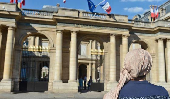 سحب رخصة العمل من طبيبة فرنسية رفضت علاج مسلمة لارتدائها الحجاب صورة رقم 4