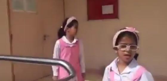 فيديو لعملية خطف لفتاة صغيرة بإحدى المدارس الابتدائية في السعودية صورة رقم 1