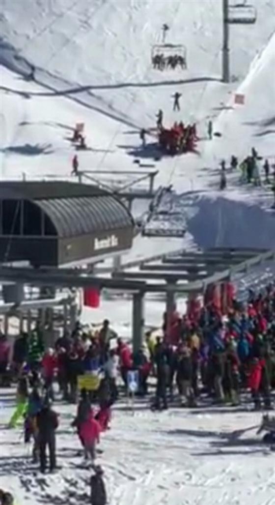 لحظة إنقاذ طفل بعد أن تعلق بـ