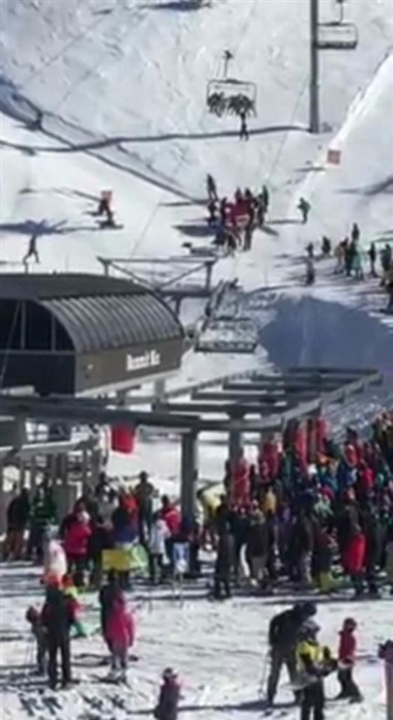 لحظة إنقاذ طفل بعد أن تعلق بـ