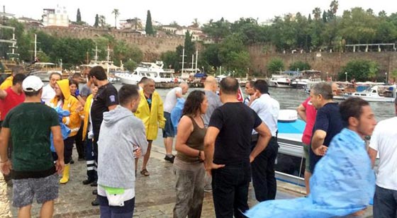  فيديو وصور: العواصف تسبّب غرق قارب تركى سياحي يحمل 80 راكبا صورة رقم 8