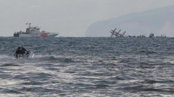  فيديو وصور: العواصف تسبّب غرق قارب تركى سياحي يحمل 80 راكبا صورة رقم 1