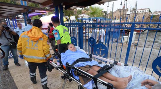  فيديو وصور: العواصف تسبّب غرق قارب تركى سياحي يحمل 80 راكبا صورة رقم 9