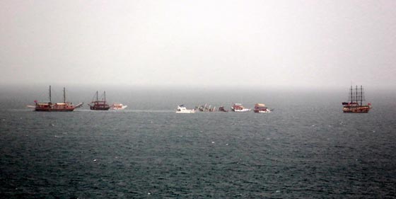  فيديو وصور: العواصف تسبّب غرق قارب تركى سياحي يحمل 80 راكبا صورة رقم 2