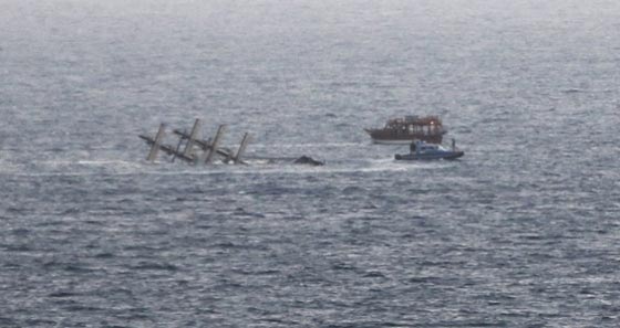  فيديو وصور: العواصف تسبّب غرق قارب تركى سياحي يحمل 80 راكبا صورة رقم 3