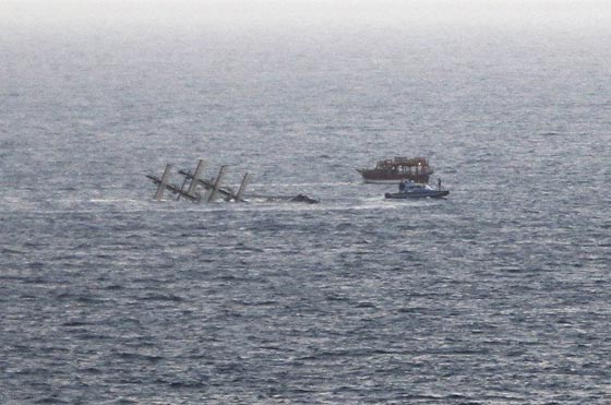  فيديو وصور: العواصف تسبّب غرق قارب تركى سياحي يحمل 80 راكبا صورة رقم 4