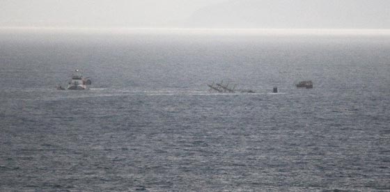  فيديو وصور: العواصف تسبّب غرق قارب تركى سياحي يحمل 80 راكبا صورة رقم 5