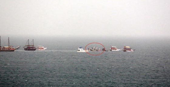  فيديو وصور: العواصف تسبّب غرق قارب تركى سياحي يحمل 80 راكبا صورة رقم 7