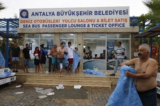  فيديو وصور: العواصف تسبّب غرق قارب تركى سياحي يحمل 80 راكبا صورة رقم 12