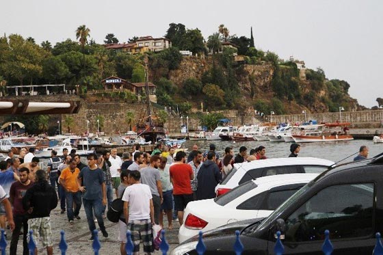  فيديو وصور: العواصف تسبّب غرق قارب تركى سياحي يحمل 80 راكبا صورة رقم 13