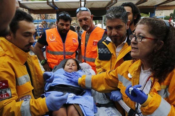  فيديو وصور: العواصف تسبّب غرق قارب تركى سياحي يحمل 80 راكبا صورة رقم 14