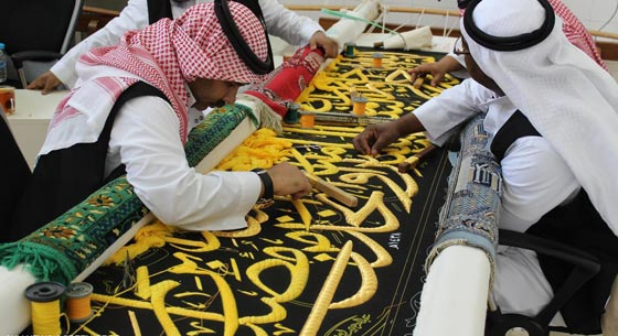 170 عاملا يصنعون كسوة الكعبة من حرير ايطالي وذهب الماني صورة رقم 2