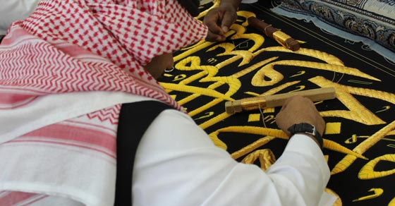 170 عاملا يصنعون كسوة الكعبة من حرير ايطالي وذهب الماني صورة رقم 3