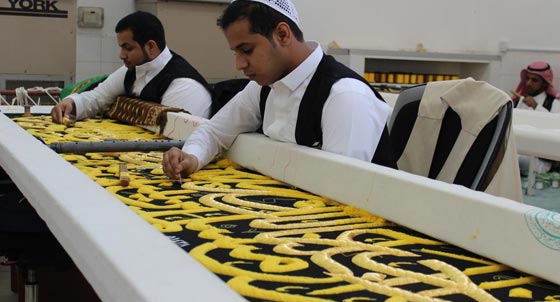 170 عاملا يصنعون كسوة الكعبة من حرير ايطالي وذهب الماني صورة رقم 1