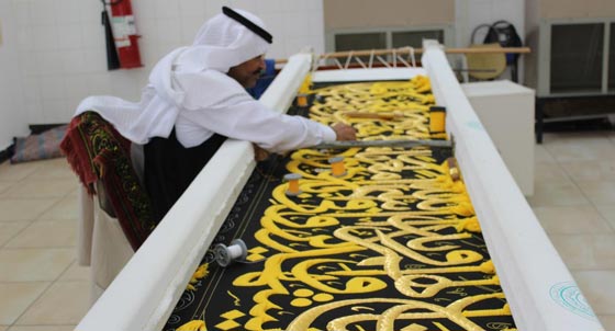 170 عاملا يصنعون كسوة الكعبة من حرير ايطالي وذهب الماني صورة رقم 4