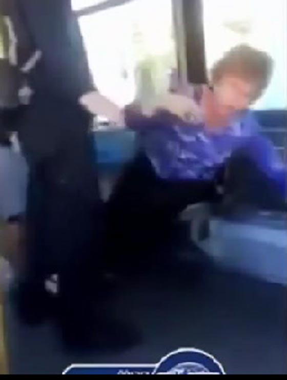 فيديو مثير.. شجار عنيف بين امرأتين داخل حافلة صورة رقم 1