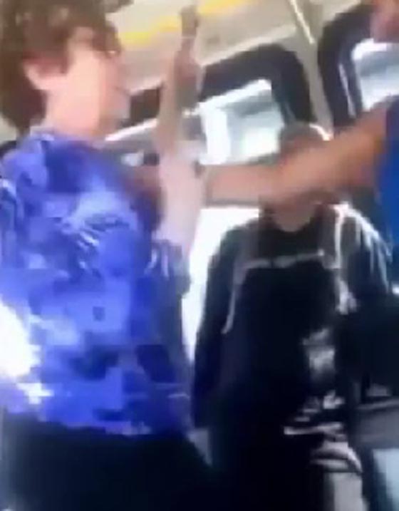 فيديو مثير.. شجار عنيف بين امرأتين داخل حافلة صورة رقم 2