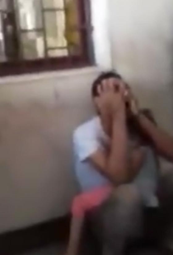 فيديو مؤثر.. مصري يحتضن طفلته في المترو ويبكي طفله المخطوف صورة رقم 1