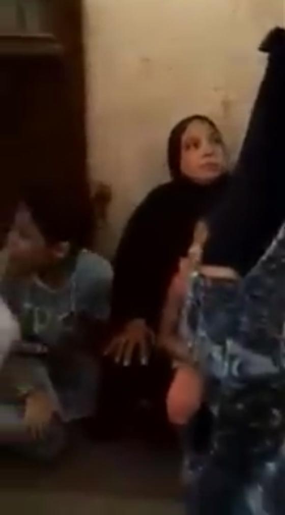 فيديو مؤثر.. مصري يحتضن طفلته في المترو ويبكي طفله المخطوف صورة رقم 2