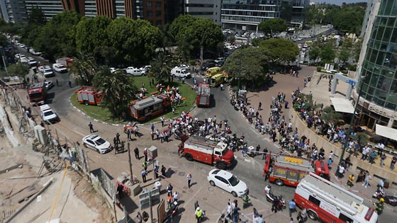  مقتل شخصين على الاقل في انهيار مبنى قيد الانشاء بتل ابيب صورة رقم 7