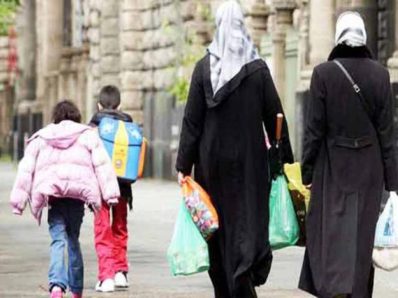 فرنسيون يمنعون امهات محجبات من دخول روضات ابنائهم صورة رقم 1